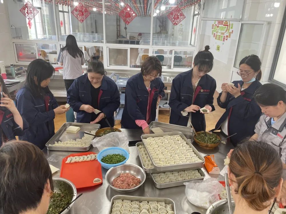 今朝立夏至，何處不啼鷹。